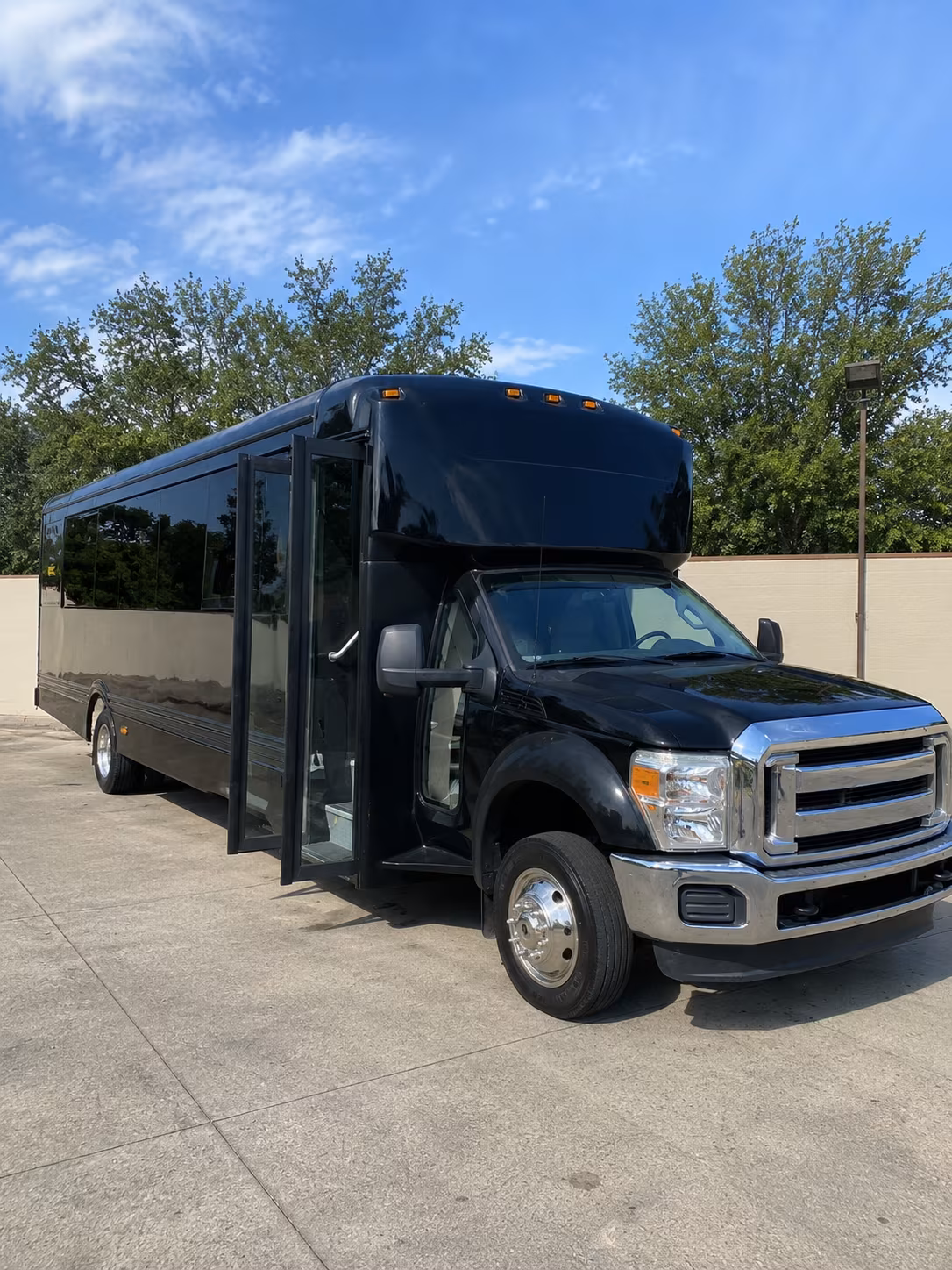 milford 20 passenger party bus