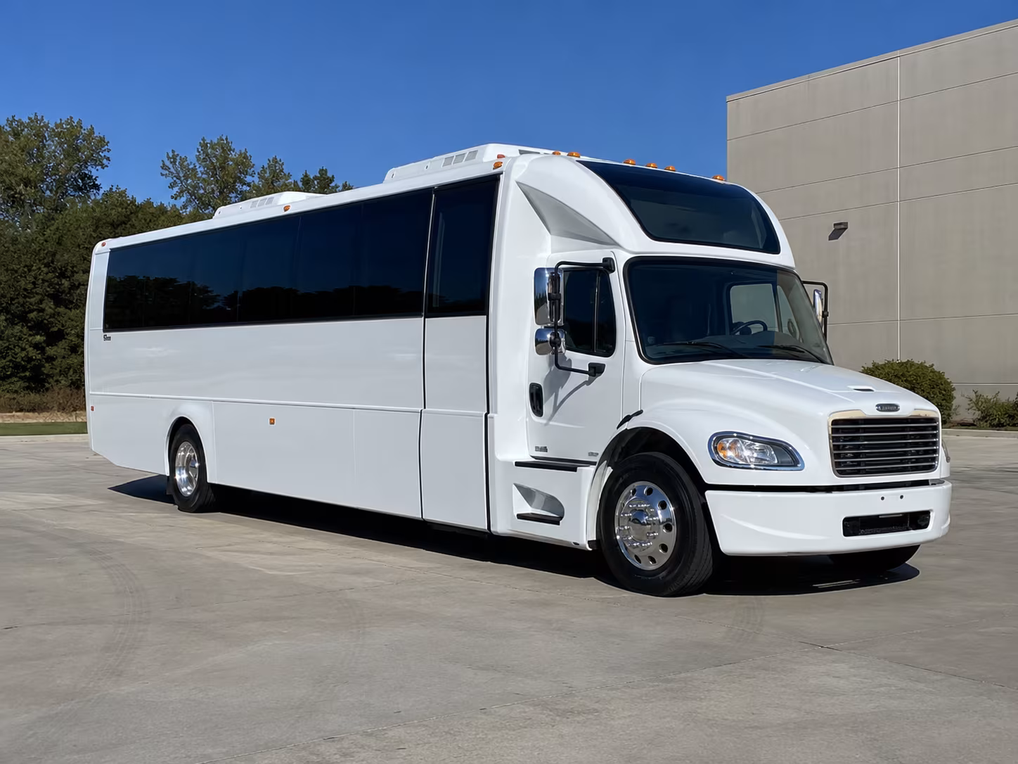 milford 28 passenger party bus